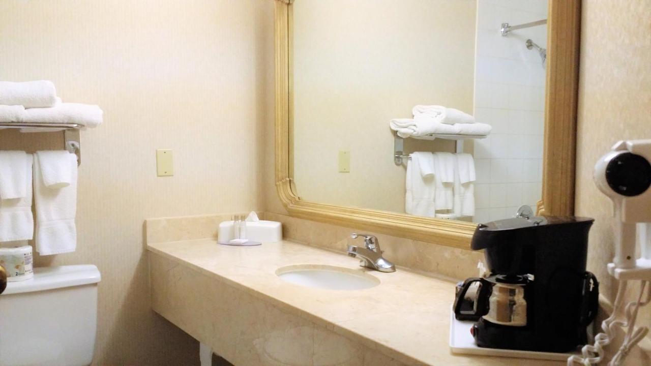 ריצ'מונד Travelodge Hotel By Wyndham Vancouver Airport מראה חיצוני תמונה